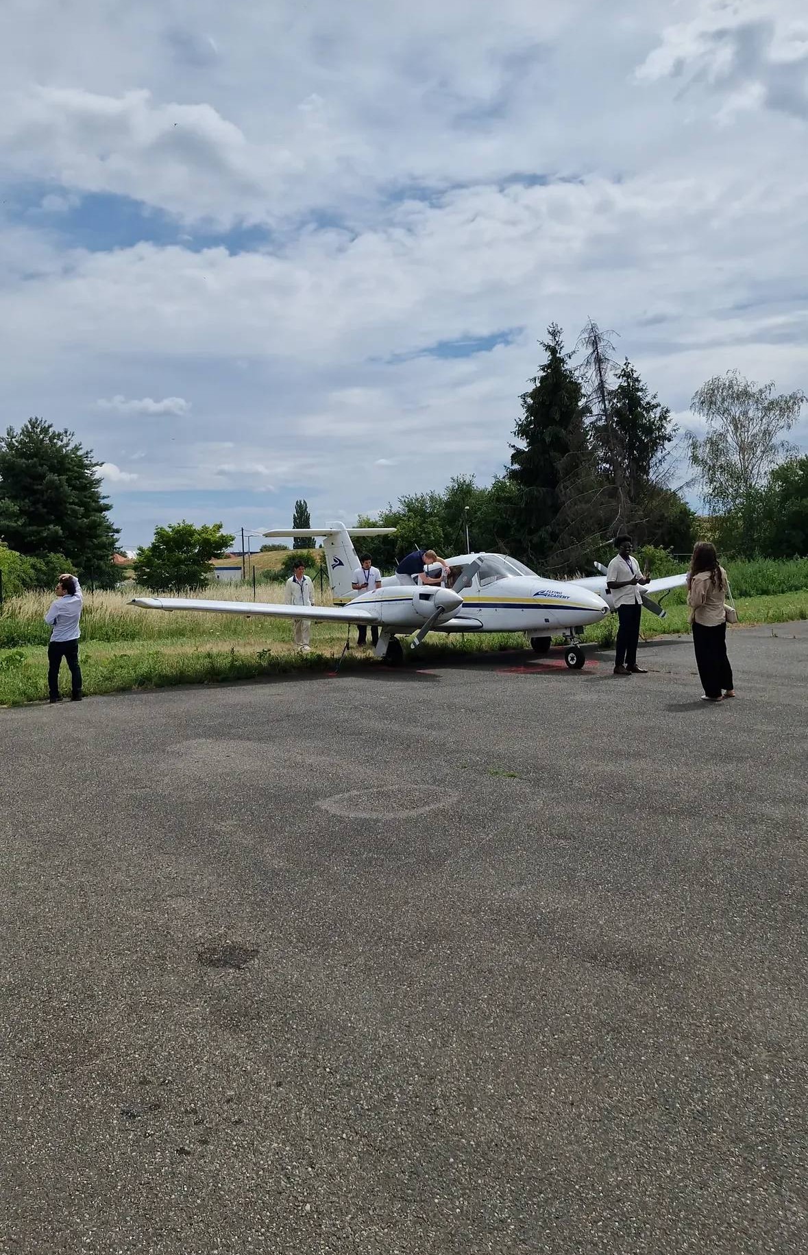 Flying Academy Prague guests viewing a training aircraft on the apron